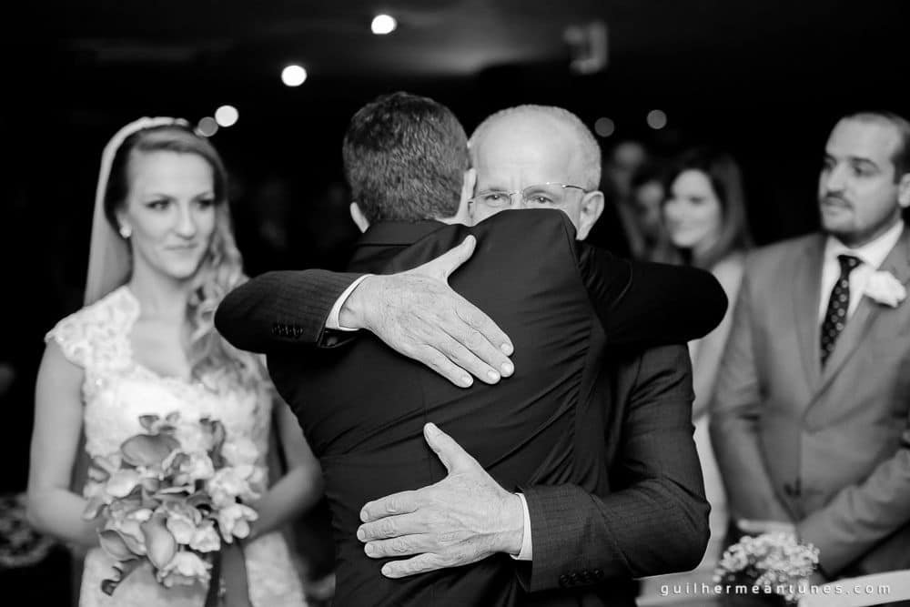 Fotografia de Casamento Luana e Alysson abraço do noivo e sogro