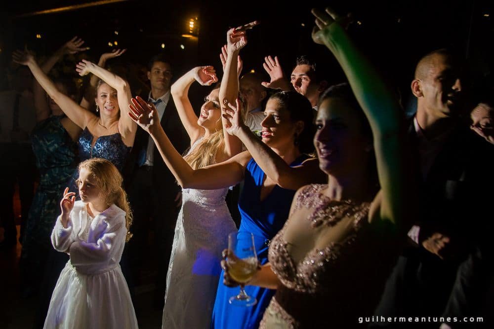 Fotografia de Casamento Luana e Alysson mulheres na pista de dança de lado