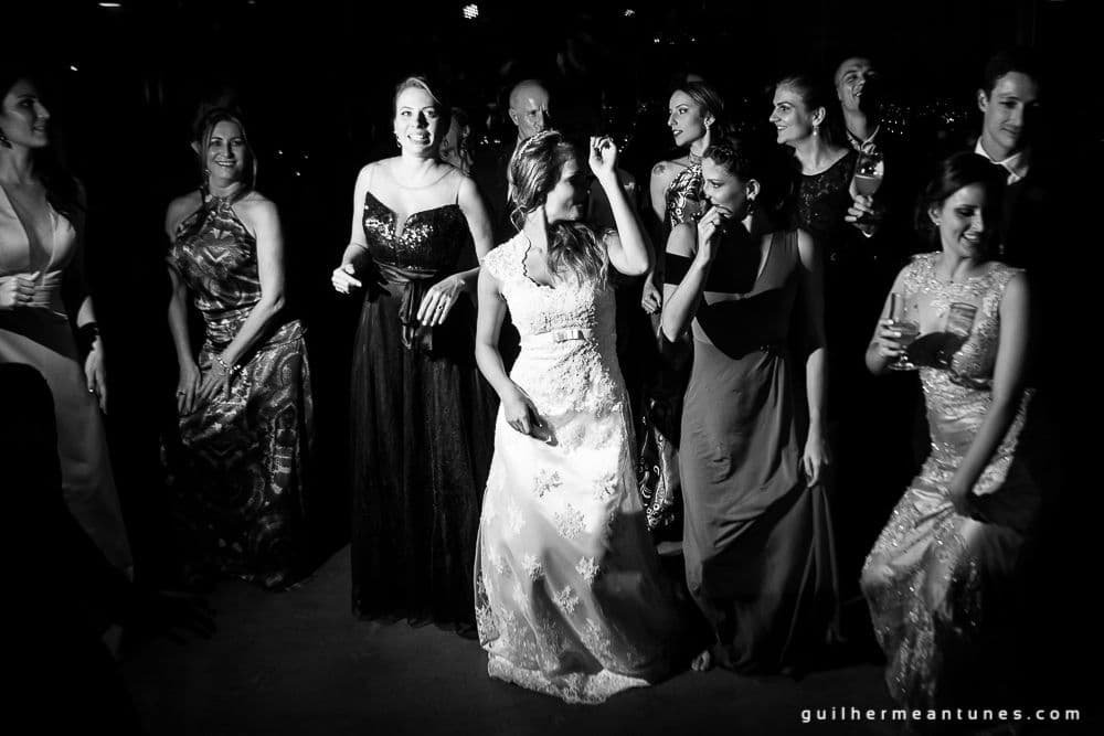 Fotografia de Casamento Luana e Alysson mulheres na pista de dança em preto e branco