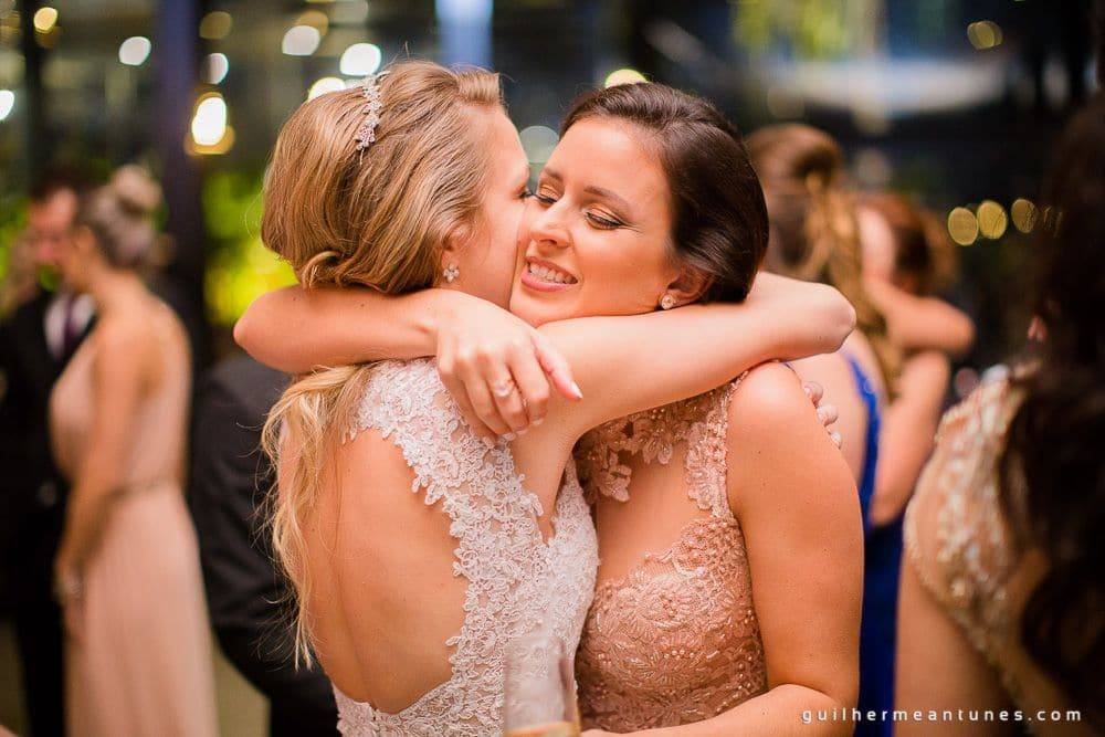 Fotografia de Casamento Luana e Alysson noiva abrançando madrinha
