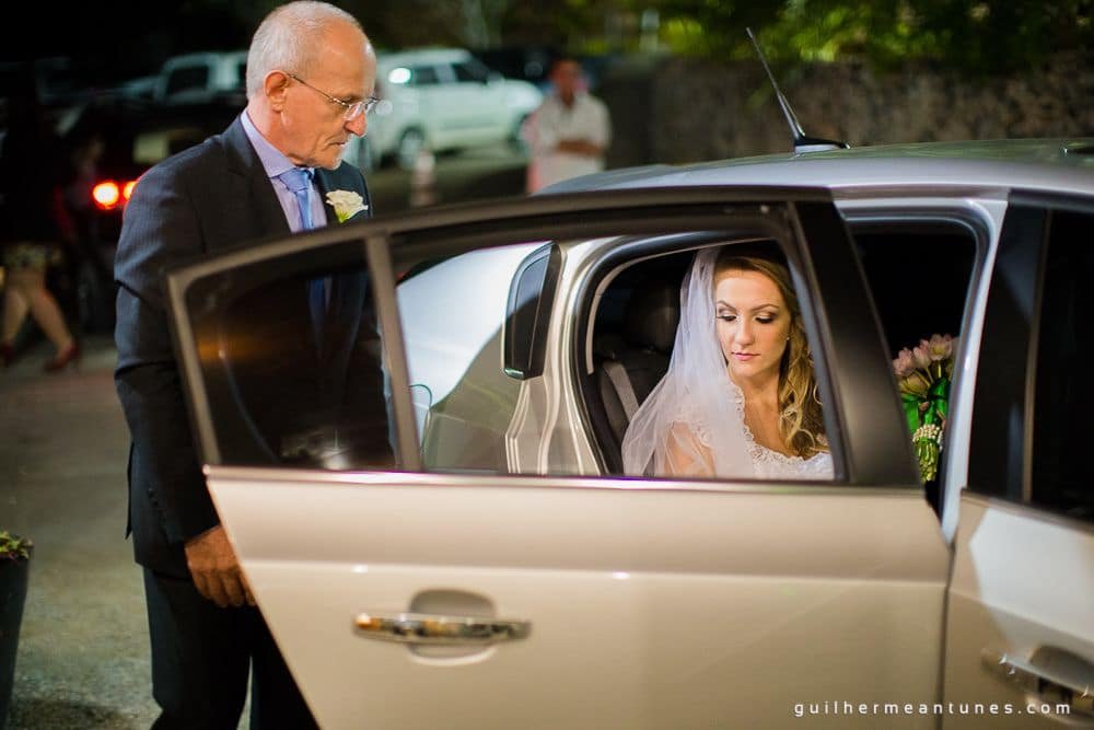 Fotografia de Casamento Luana e Alysson noiva chegando no restaurante Indaiá