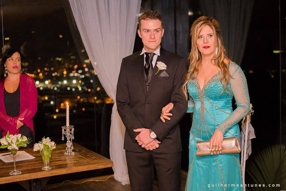 Fotografia de Casamento Luana e Alysson noivo e mãe na recepção