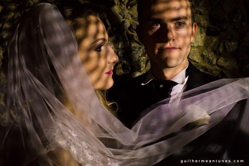 Fotografia de Casamento Luana e Alysson noivo segurando véu de noiva