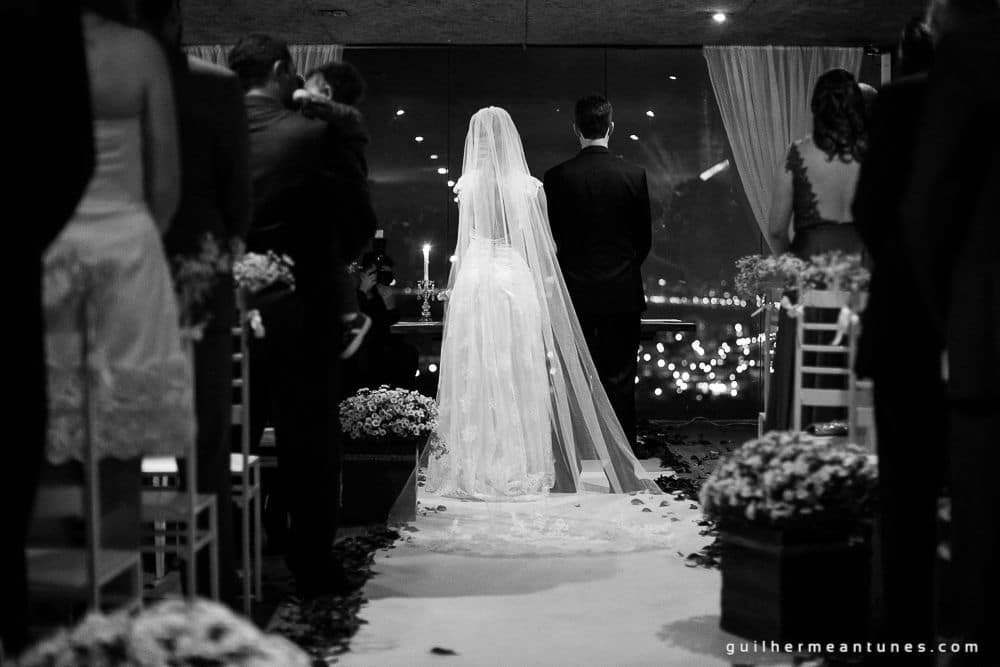 Fotografia de Casamento Luana e Alysson noivos no altar de costas