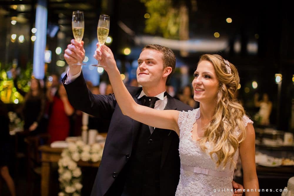 Fotografia de Casamento Luana e Alysson noivos brindando