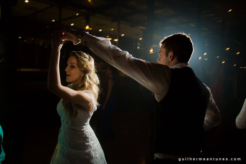 Fotografia de Casamento Luana e Alysson noivos na pista de dança de costas