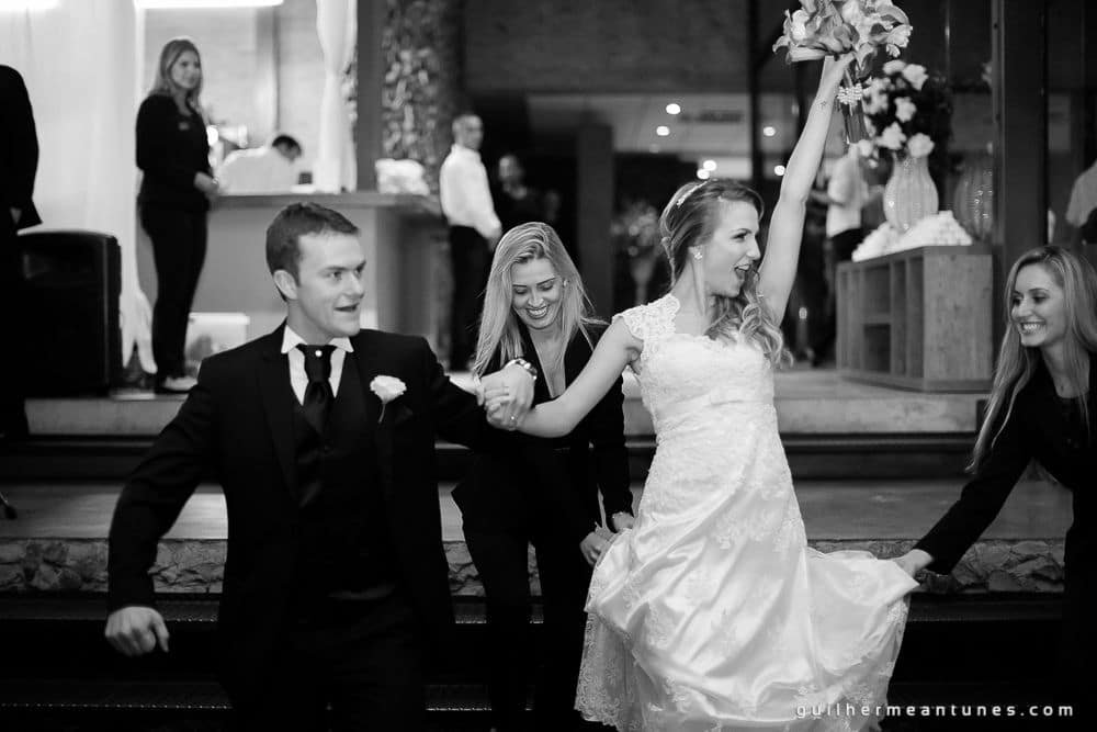Fotografia de Casamento Luana e Alysson noivos saindo do casamento descontraídos